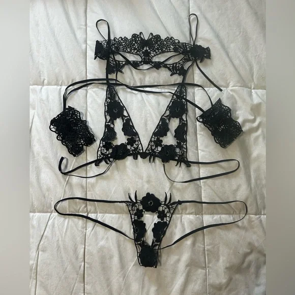 Gothic Style Lingerie Set - Picture 5 of 6